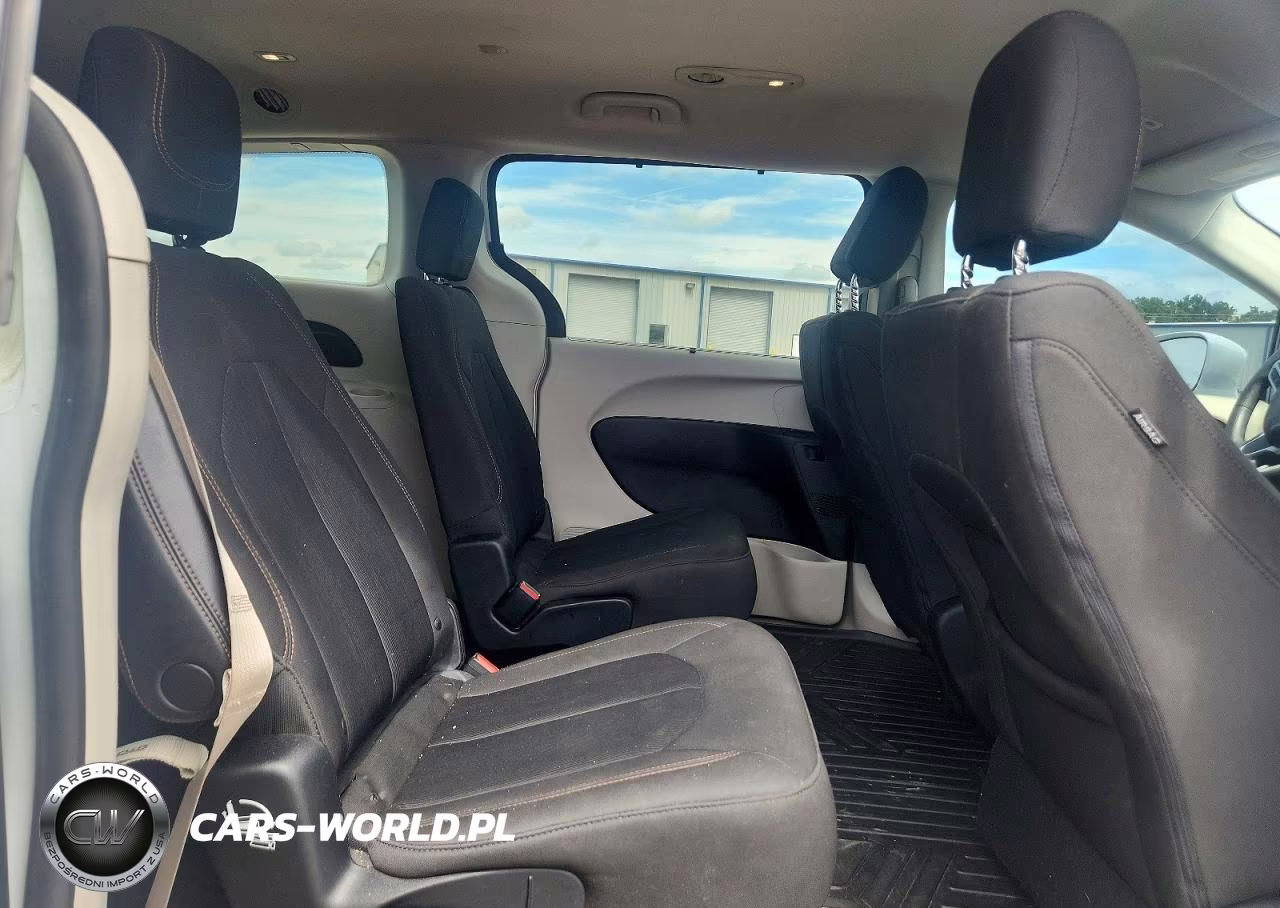 2018 Chrysler Pacifica Touring Plus VIN:2C4RC1FGXJR113180 - 11