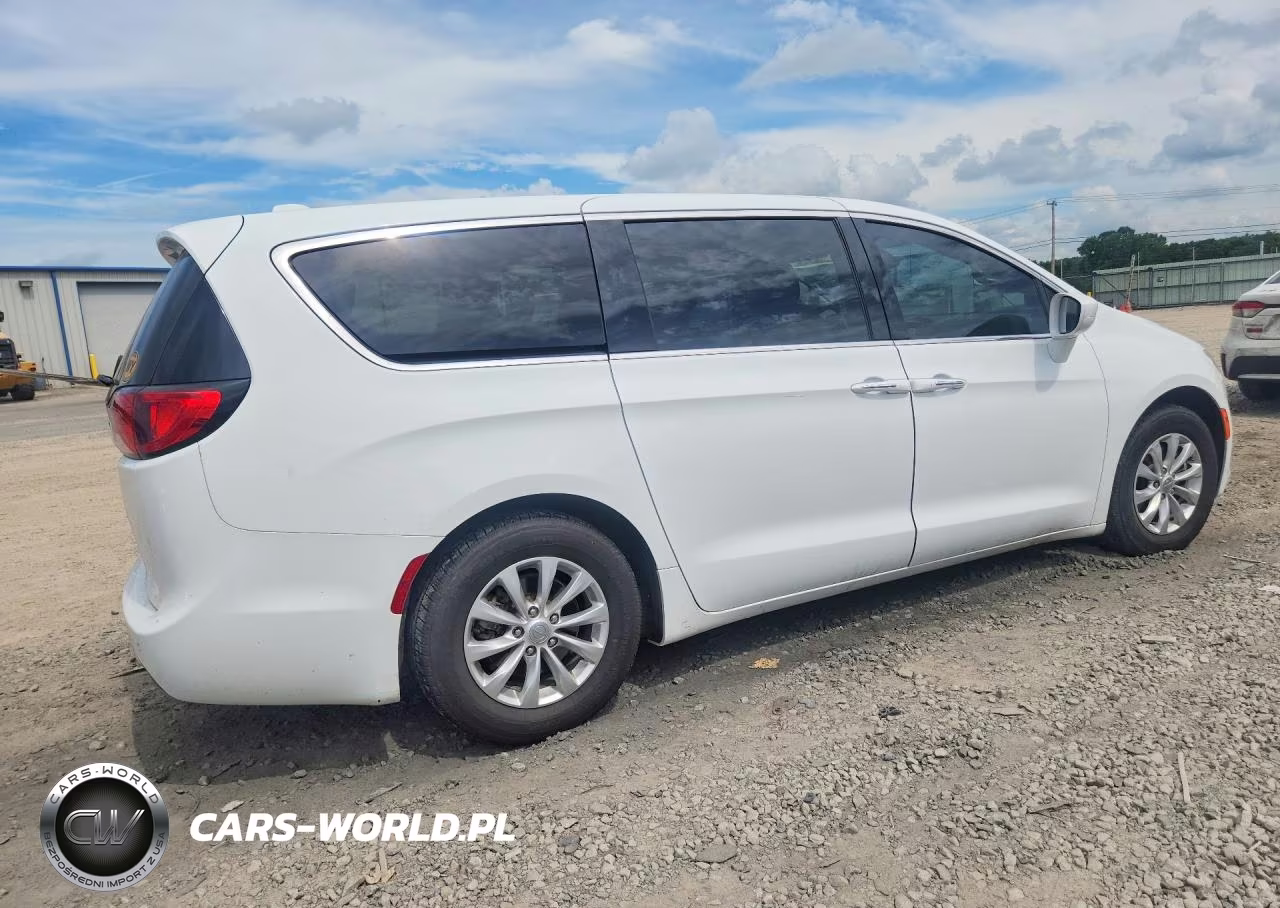 2018 Chrysler Pacifica Touring Plus VIN:2C4RC1FGXJR113180 - 3