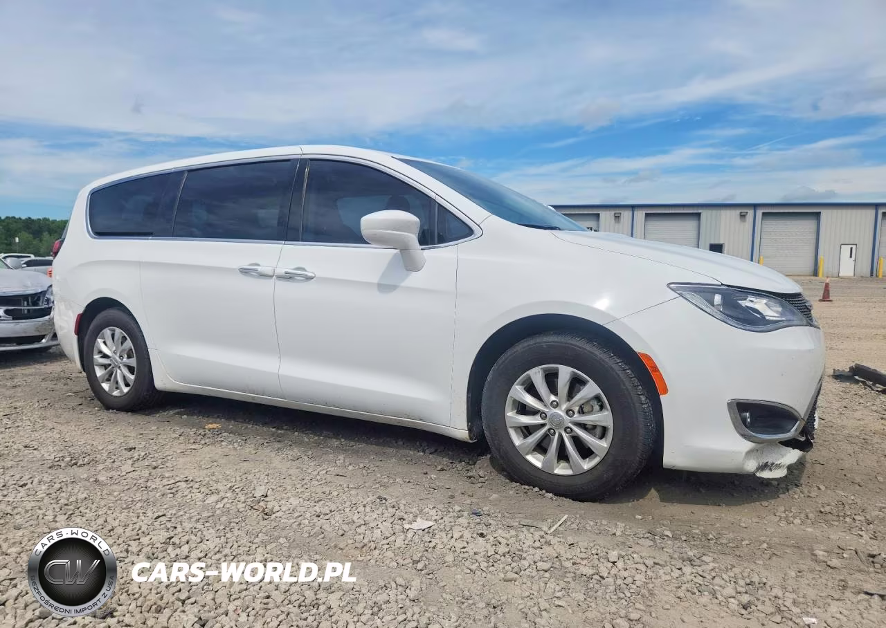 2018 Chrysler Pacifica Touring Plus VIN:2C4RC1FGXJR113180 - 4