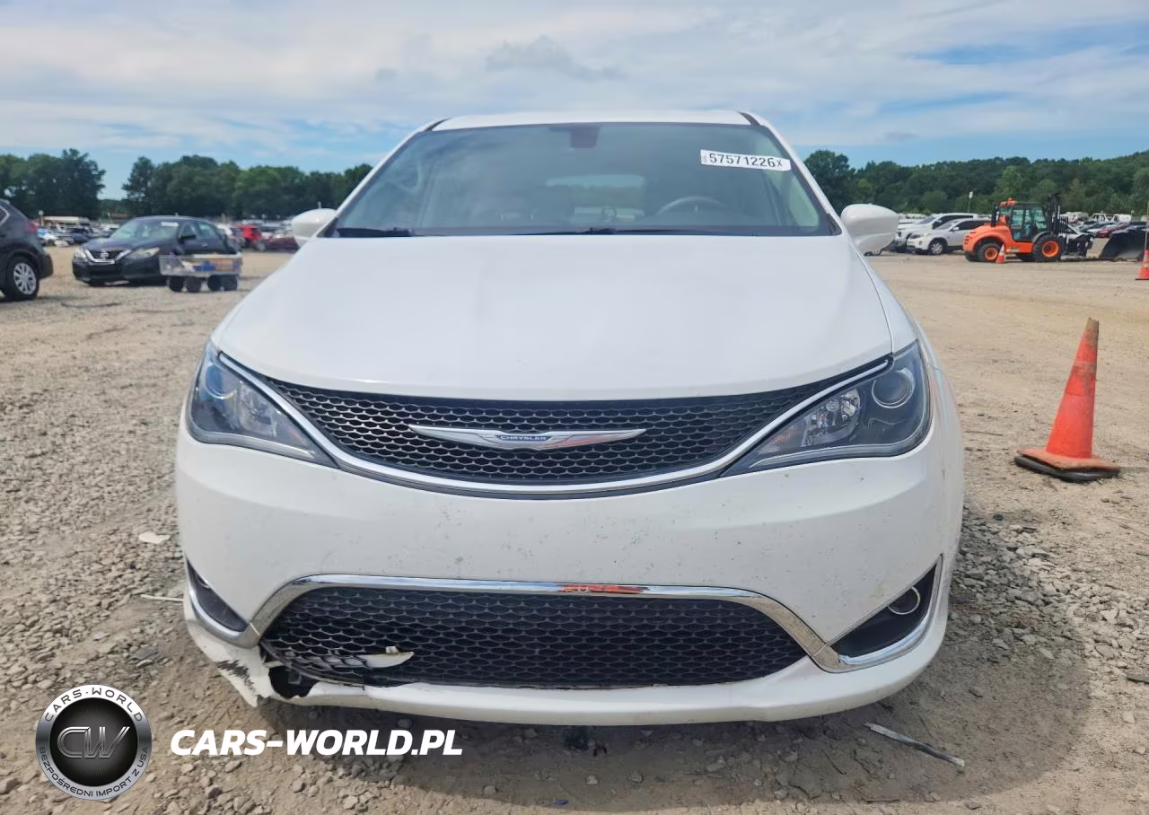 2018 Chrysler Pacifica Touring Plus VIN:2C4RC1FGXJR113180 - 5