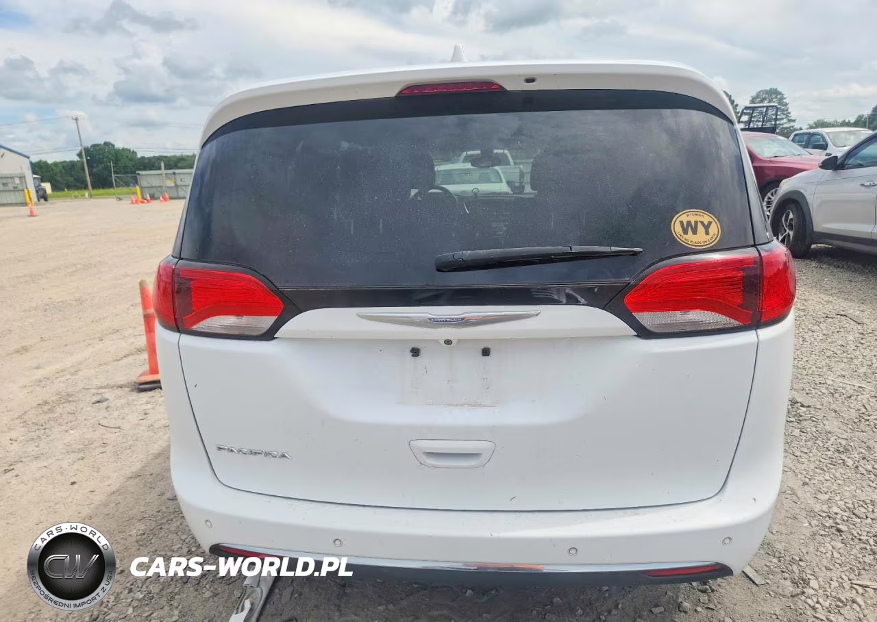 2018 Chrysler Pacifica Touring Plus VIN:2C4RC1FGXJR113180 - 6