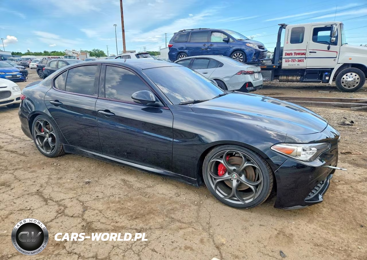 2017 Alfa Romeo Giulia Ti Q4 VIN:ZARFAEEN4H7544406 - 4