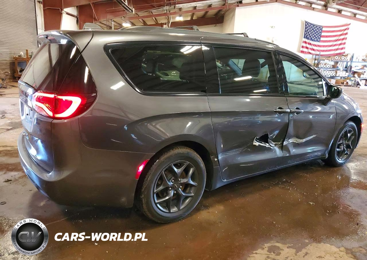 2018 Chrysler Pacifica Touring L VIN:2C4RC1BG3JR353970 - 3