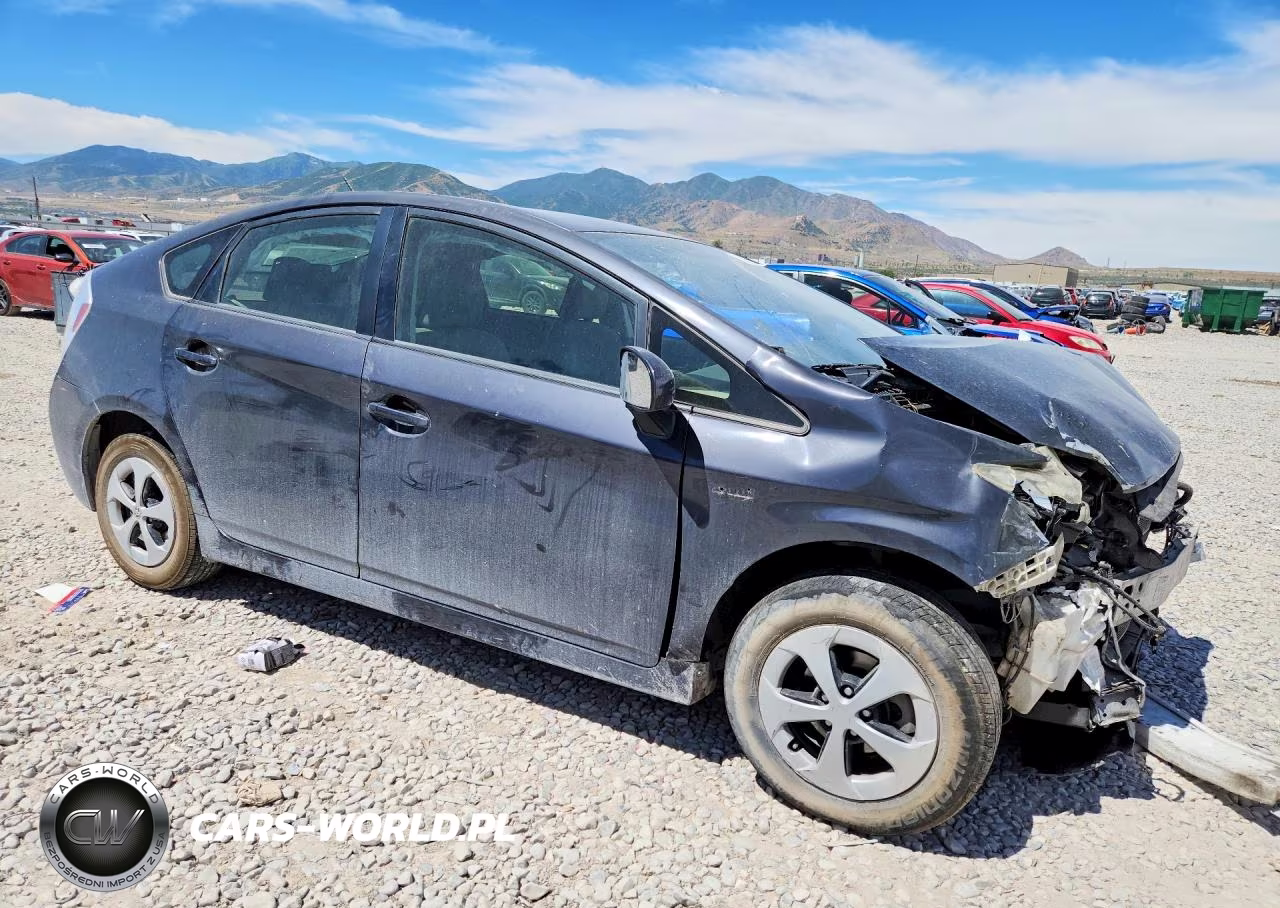 2013 Toyota Prius Three VIN:JTDKN3DU4D1669557 - 4