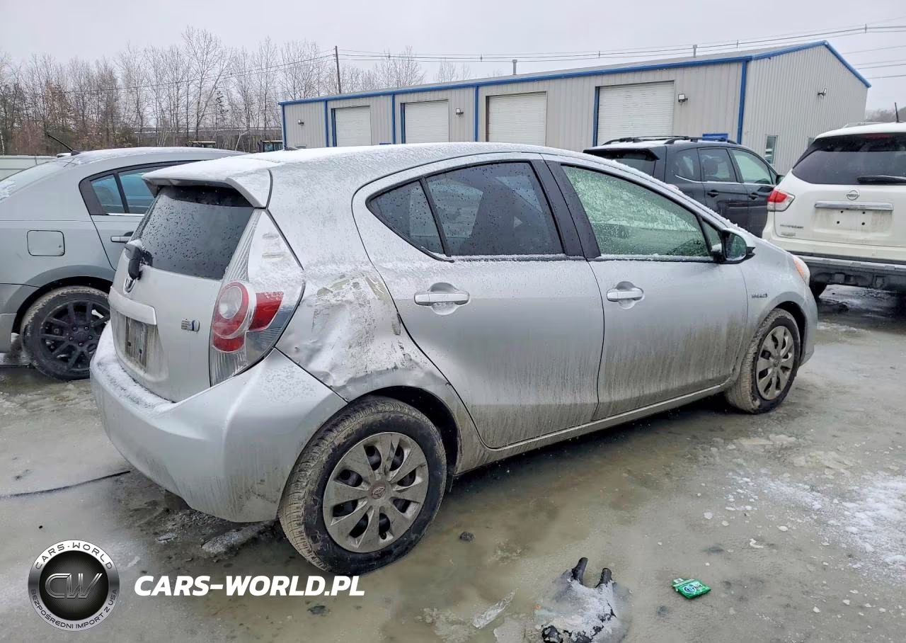 2014 Toyota Prius C VIN:JTDKDTB33E1066632 - 3