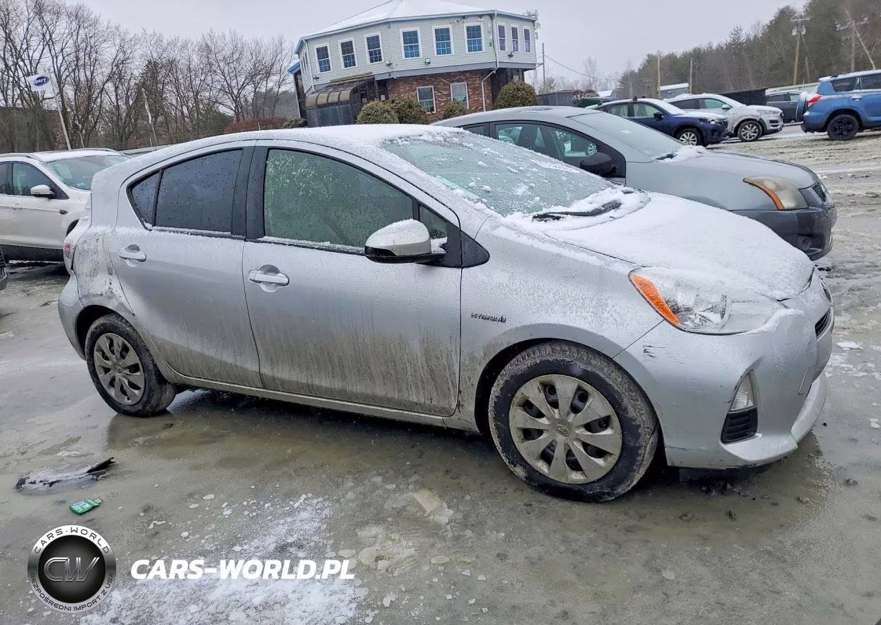 2014 Toyota Prius C VIN:JTDKDTB33E1066632 - 4