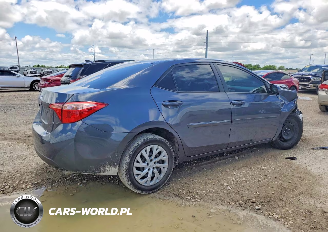 2017 Toyota Corolla Le VIN:5YFBURHE5HP658416 - 3