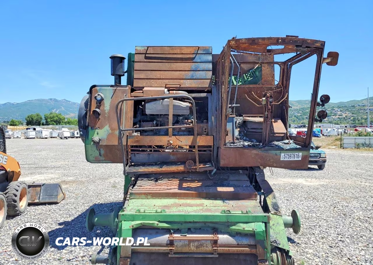 1986 John Deere 8820 Combine VIN:57597616 - 9