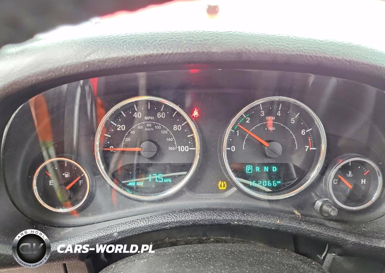 2015 Jeep Wrangler Unlimited Sport VIN:1C4BJWDG0FL565470 - 9