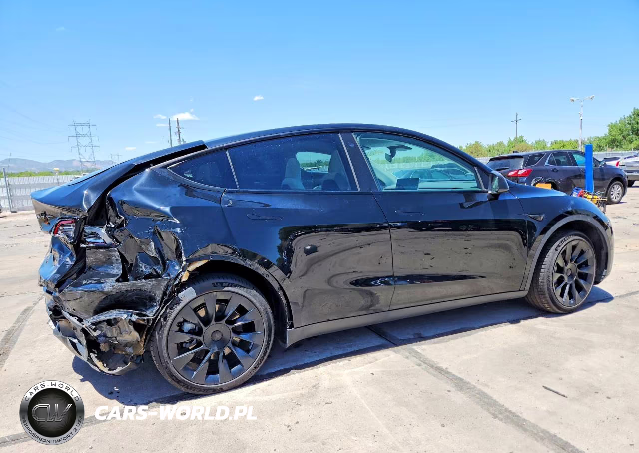 2021 Tesla Model Y VIN:5YJYGAEE3MF152175 - 3