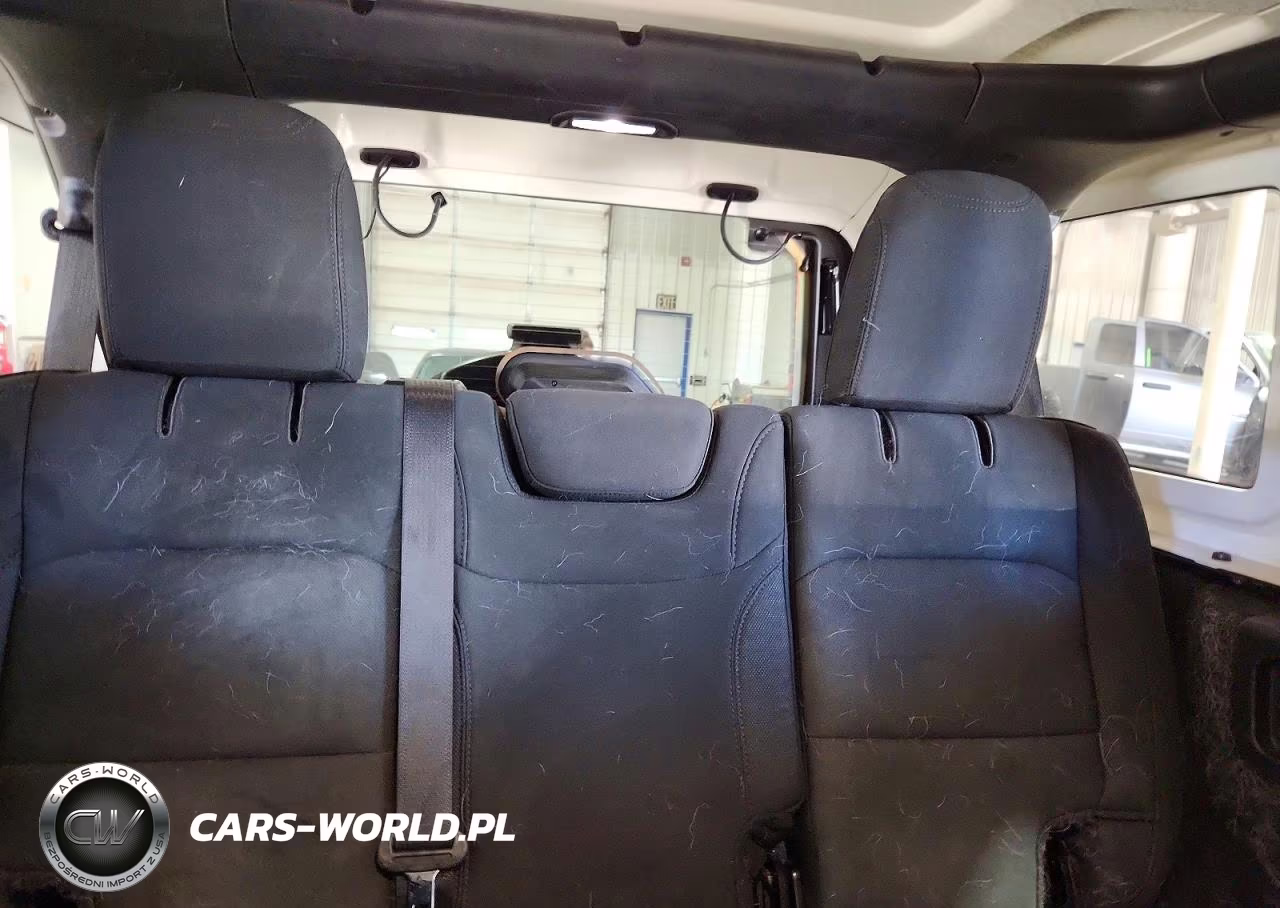 2019 Jeep Wrangler Unlimited Sahara VIN:1C4HJXEN1KW593025 - 10