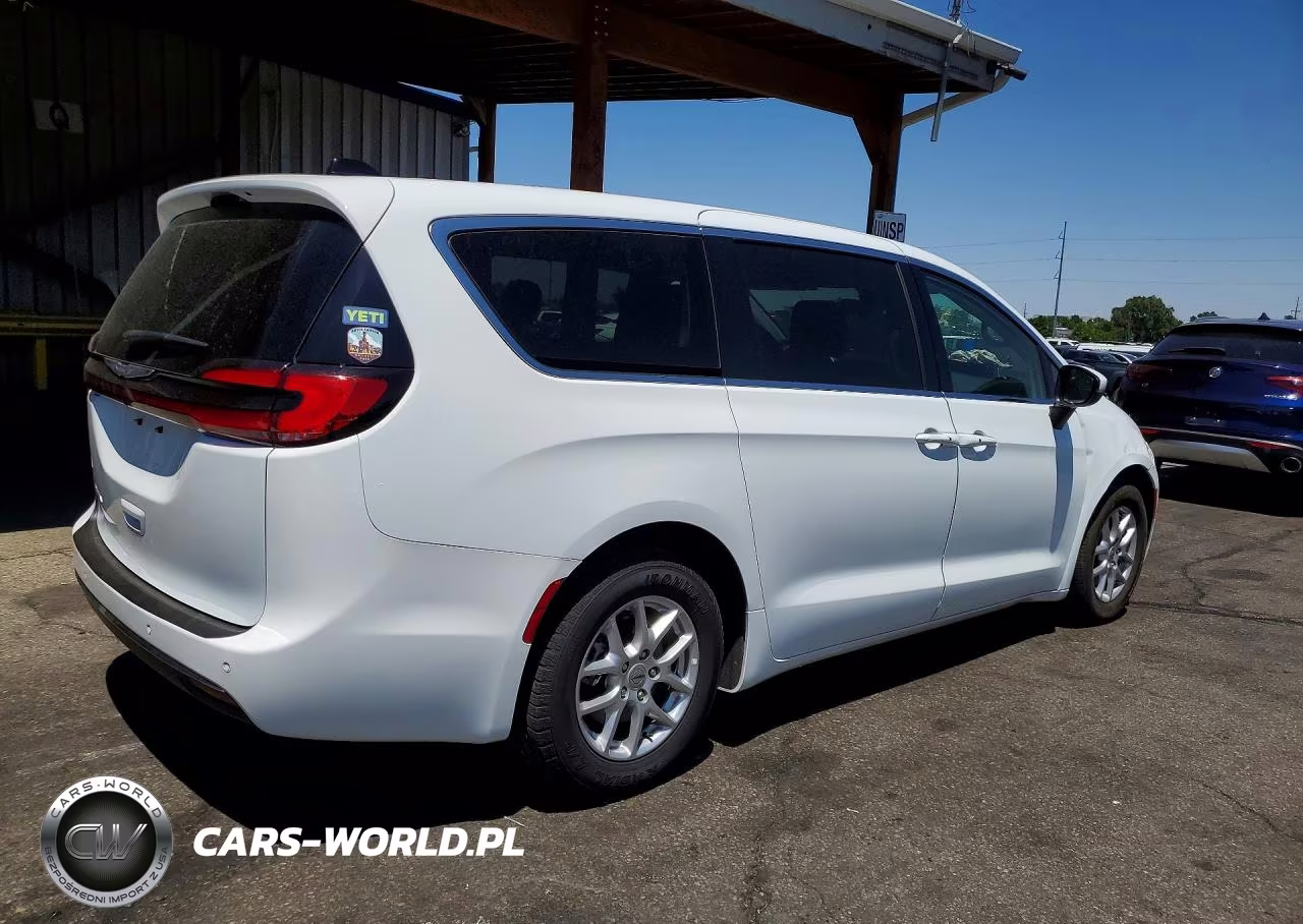 2023 Chrysler Pacifica Touring L VIN:2C4RC1BG2PR530596 - 3