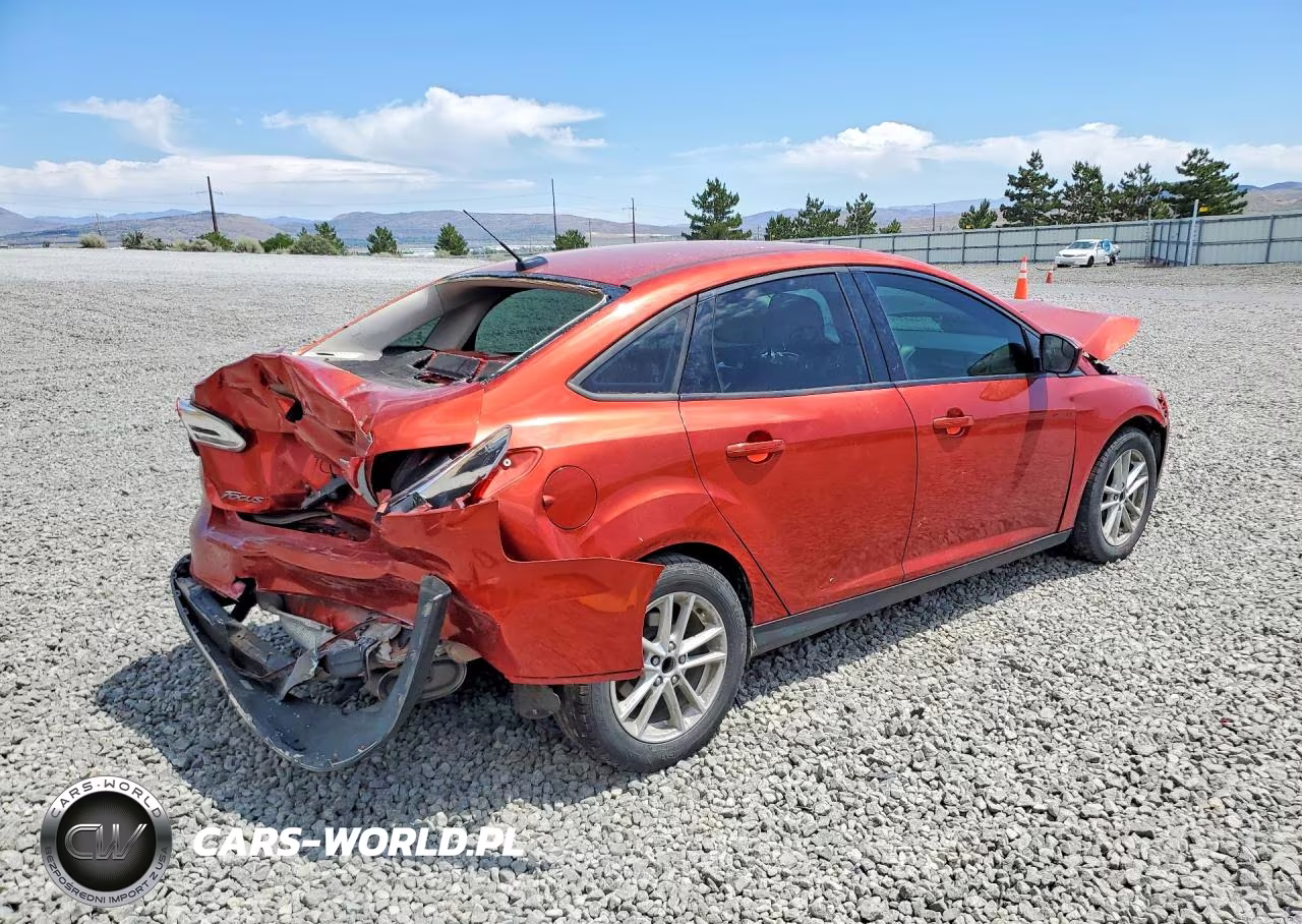 2018 Ford Focus Se VIN:1FADP3FE5JL288072 - 3
