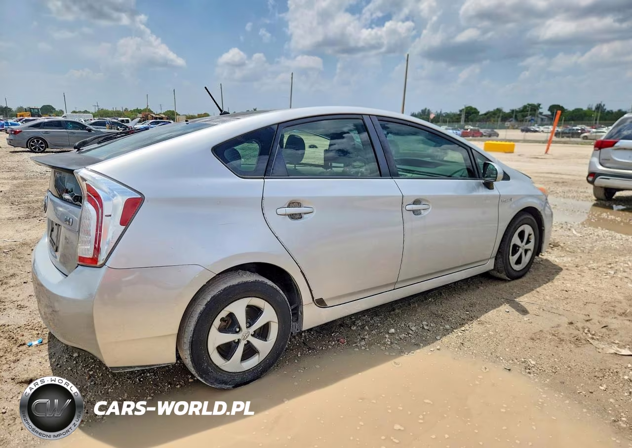 2015 Toyota Prius Two VIN:JTDKN3DU9F2003792 - 3
