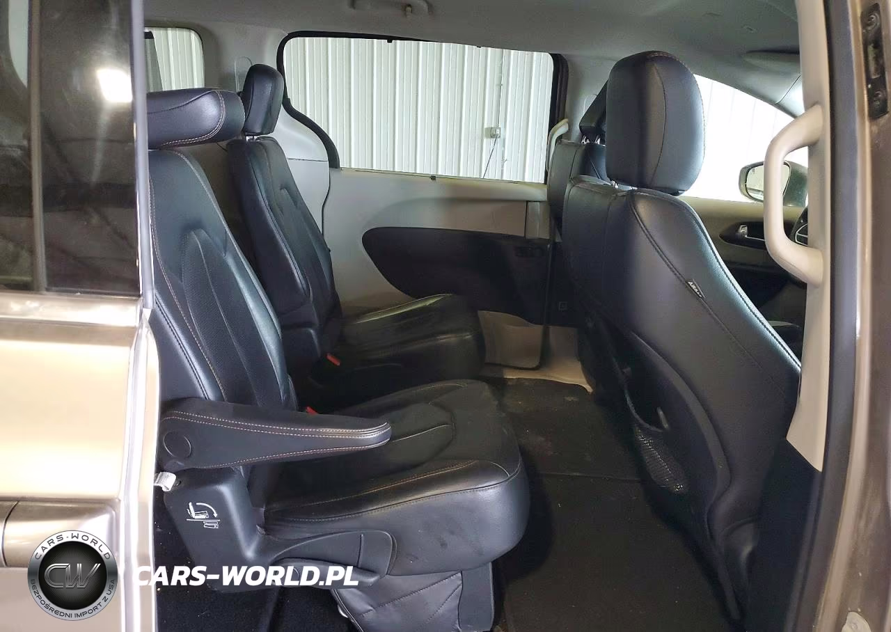 2018 Chrysler Pacifica Touring L VIN:2C4RC1BGXJR234801 - 11