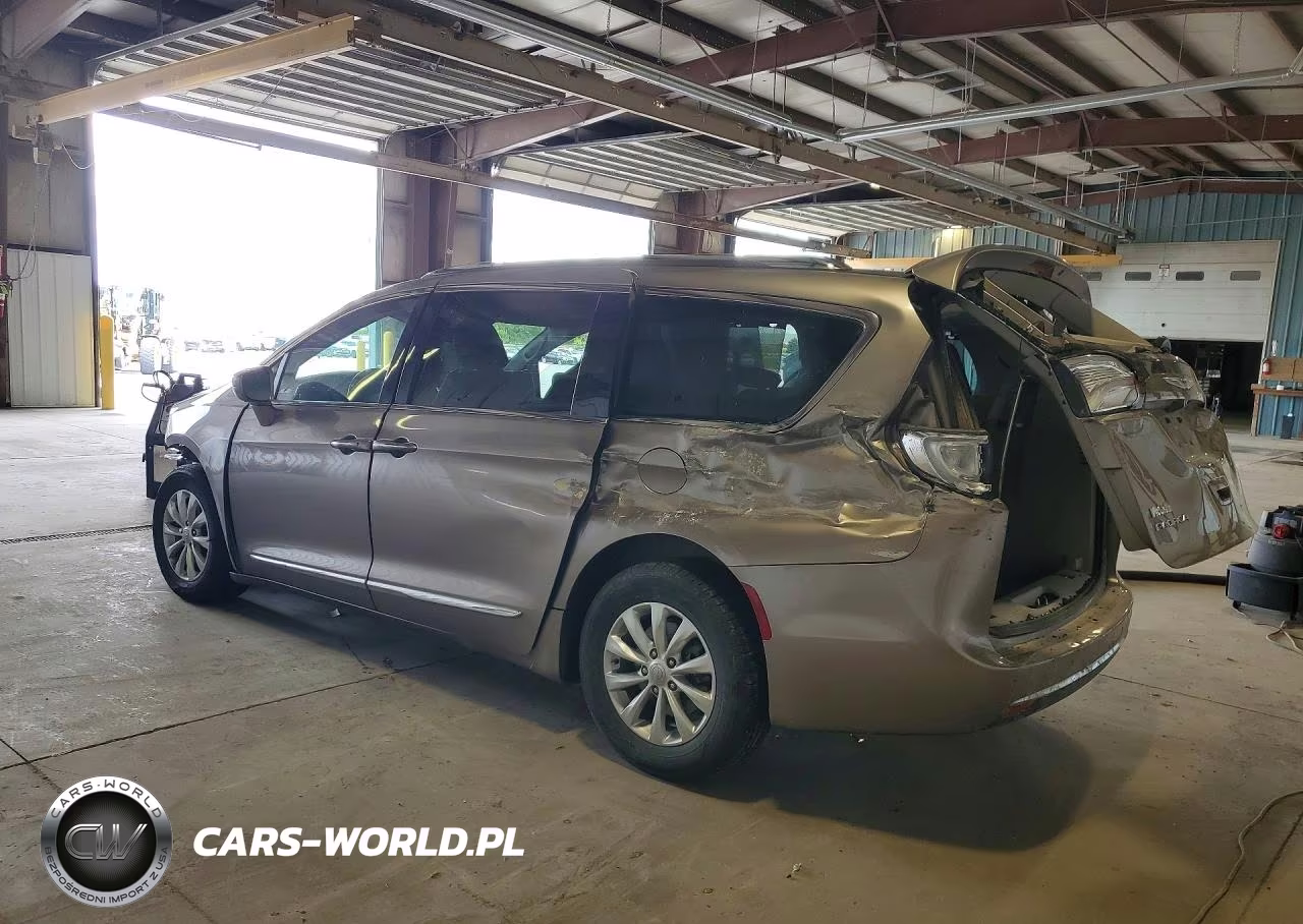 2018 Chrysler Pacifica Touring L VIN:2C4RC1BGXJR234801 - 2