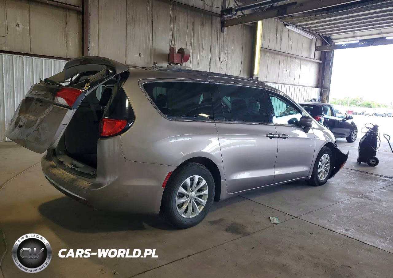 2018 Chrysler Pacifica Touring L VIN:2C4RC1BGXJR234801 - 3