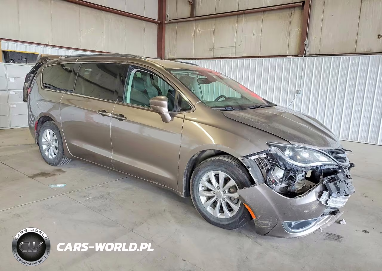 2018 Chrysler Pacifica Touring L VIN:2C4RC1BGXJR234801 - 4