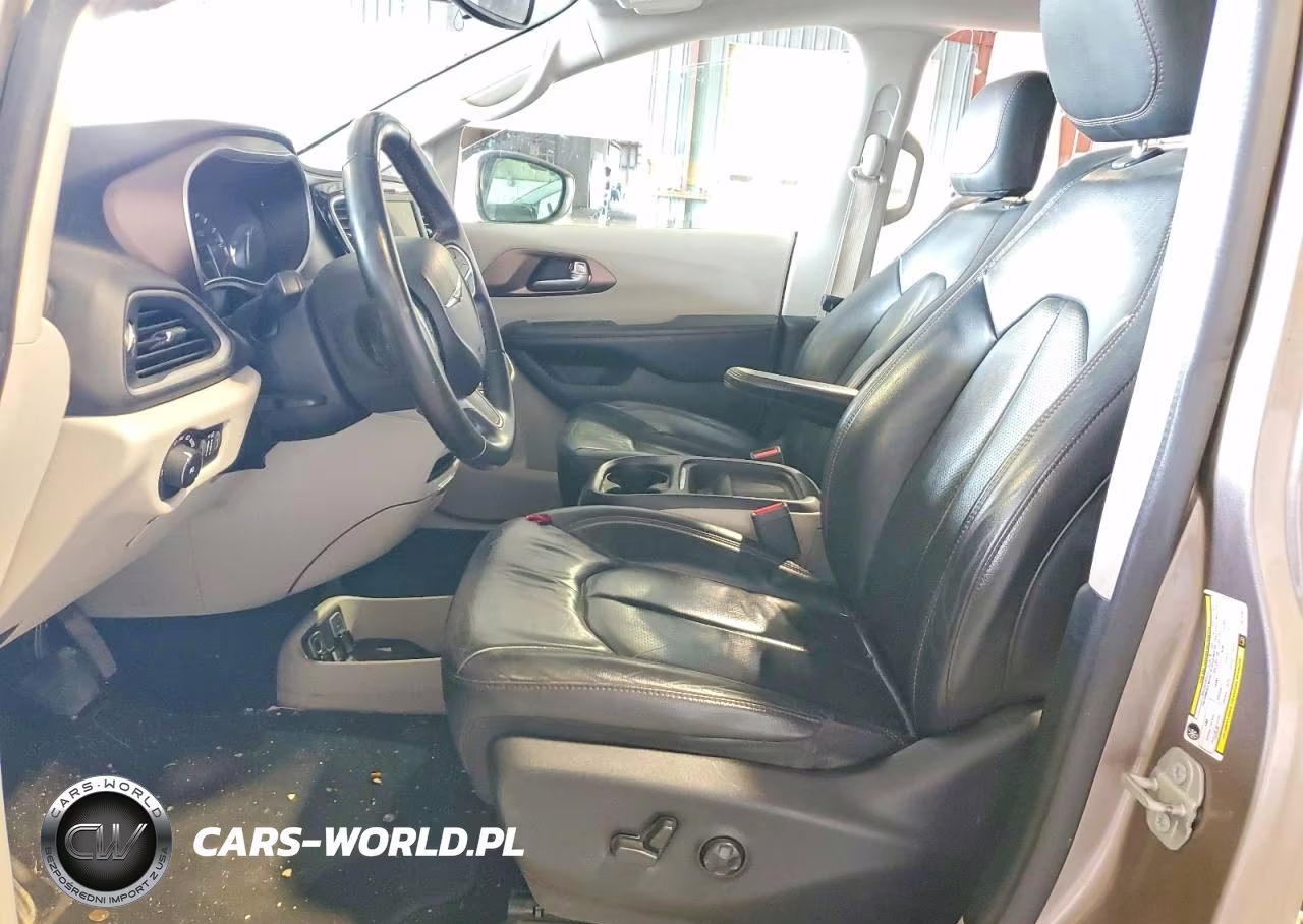 2018 Chrysler Pacifica Touring L VIN:2C4RC1BGXJR234801 - 7