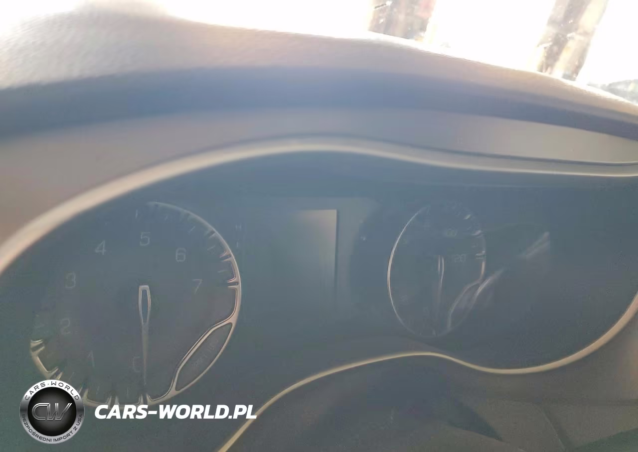 2018 Chrysler Pacifica Touring L VIN:2C4RC1BGXJR234801 - 9