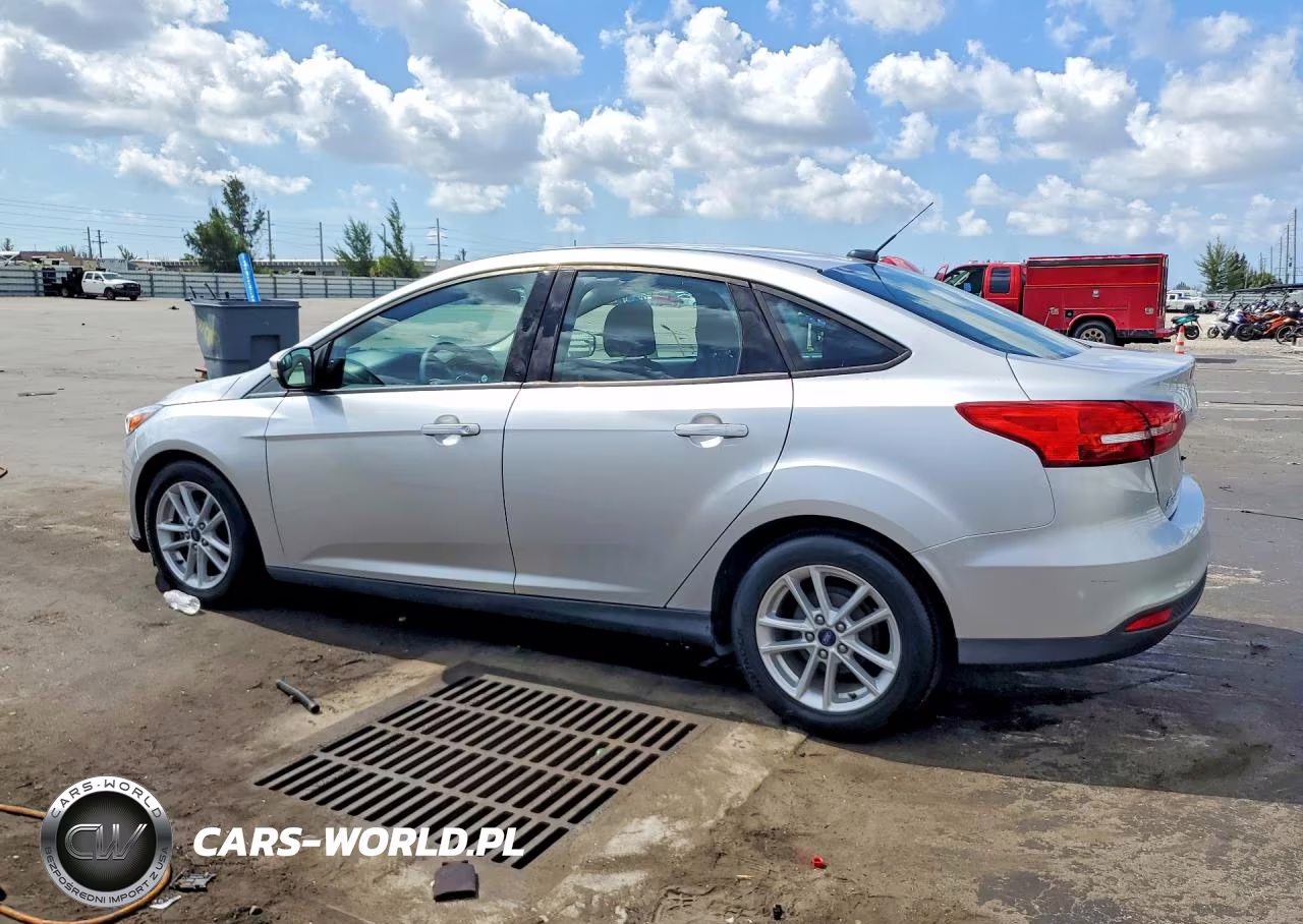 2017 Ford Focus Se VIN:1FADP3F26HL337845 - 2