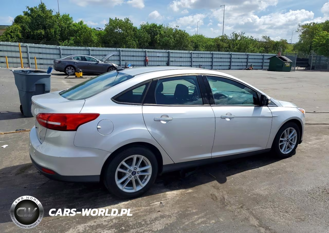 2017 Ford Focus Se VIN:1FADP3F26HL337845 - 3