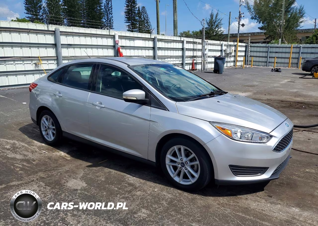 2017 Ford Focus Se VIN:1FADP3F26HL337845 - 4
