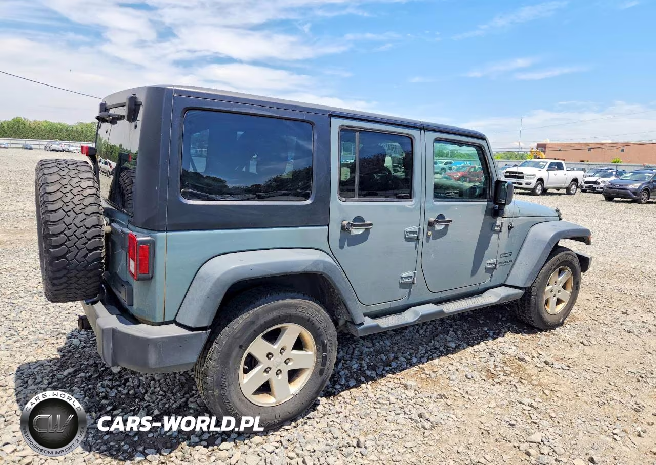 2014 Jeep Wrangler Unlimited Sport VIN:1C4BJWDG3EL163389 - 3