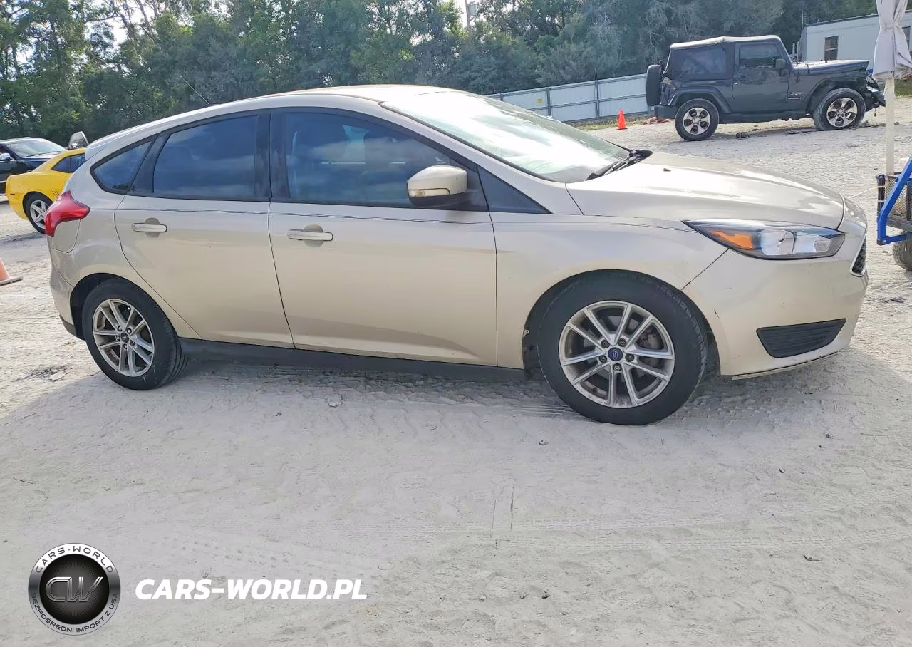 2017 Ford Focus Se VIN:1FADP3K26HL241963 - 4
