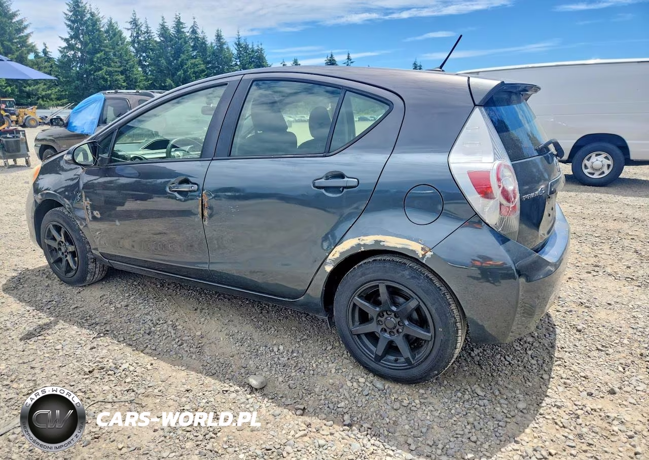 2013 Toyota Prius C Three VIN:JTDKDTB38D1054524 - 2