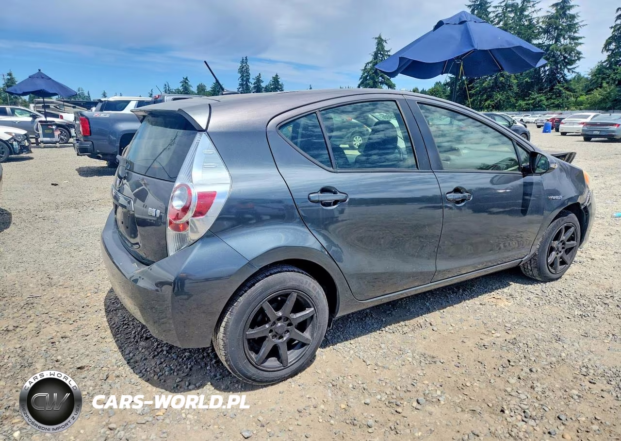 2013 Toyota Prius C Three VIN:JTDKDTB38D1054524 - 3