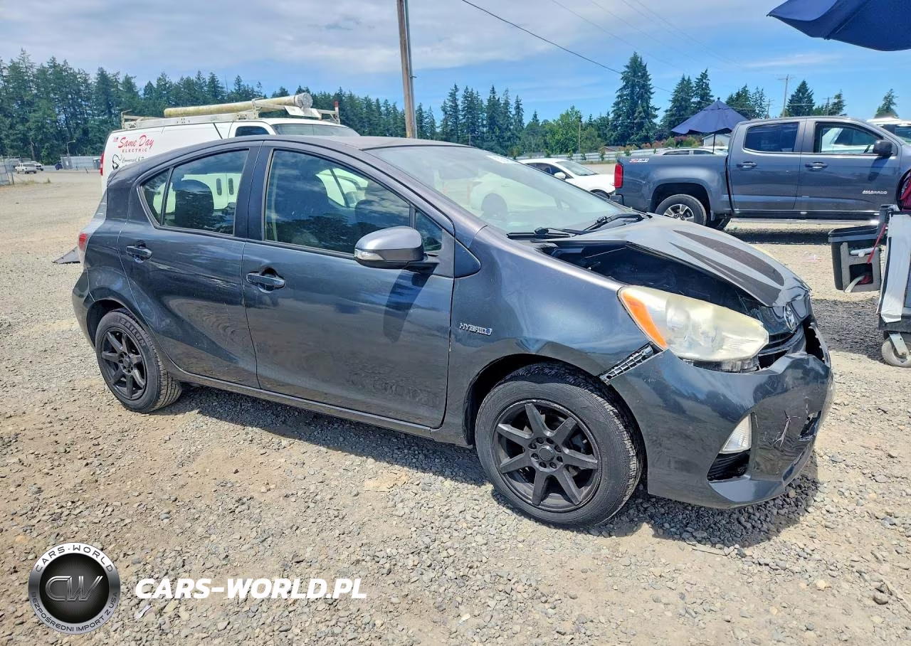 2013 Toyota Prius C Three VIN:JTDKDTB38D1054524 - 4