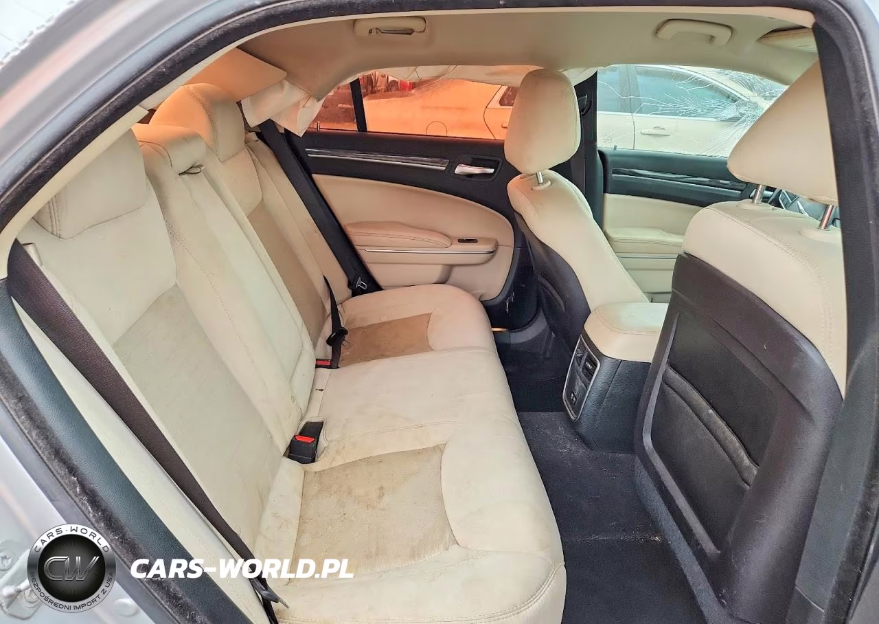 2019 Chrysler 300 Touring VIN:2C3CCAAG9KH727131 - 10