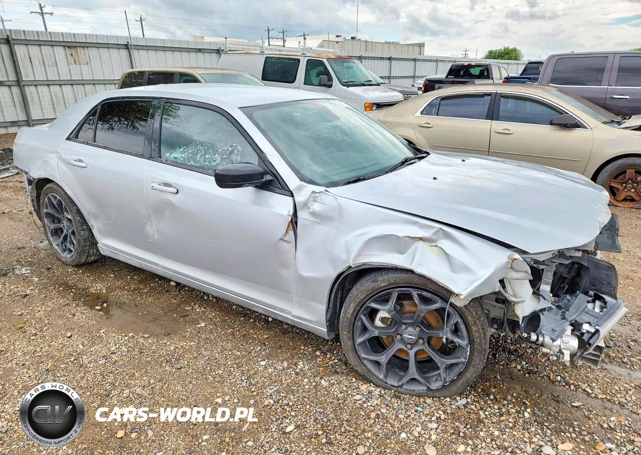 2019 Chrysler 300 Touring VIN:2C3CCAAG9KH727131 - 4