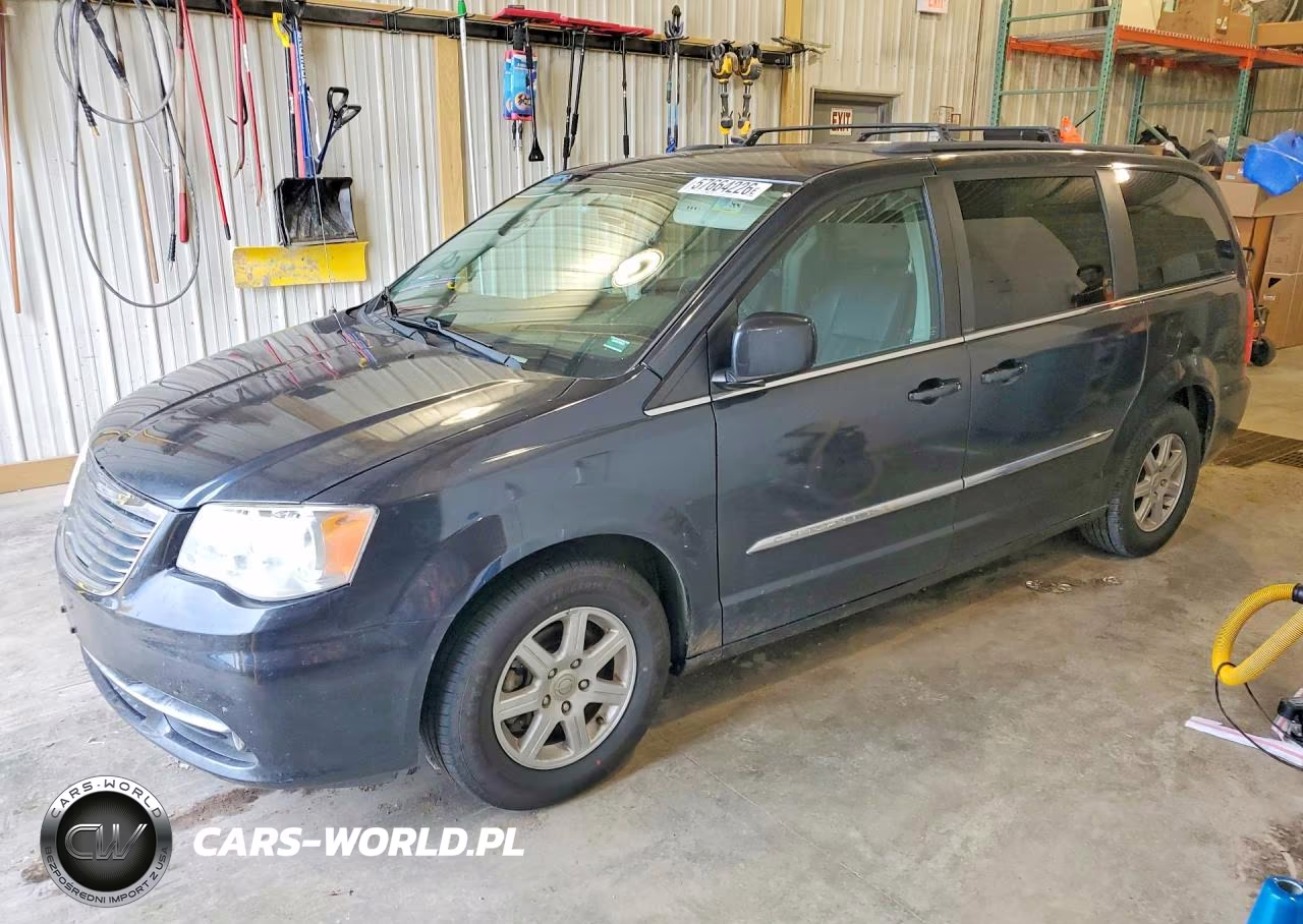 2013 Chrysler Town & Country Touring – zdjęcie 1 z 13