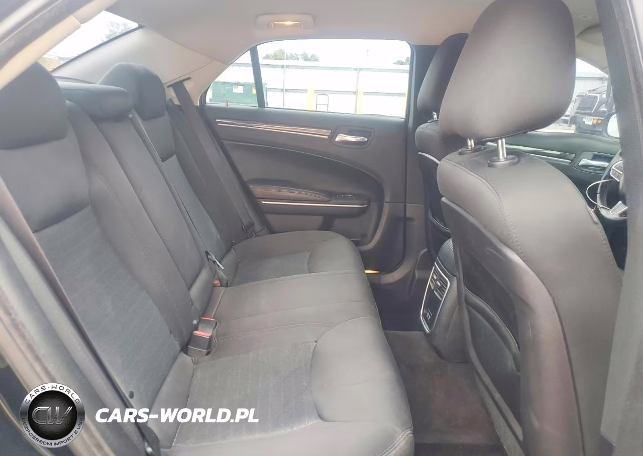 2019 Chrysler 300 Touring VIN:2C3CCAAG3KH502610 - 10