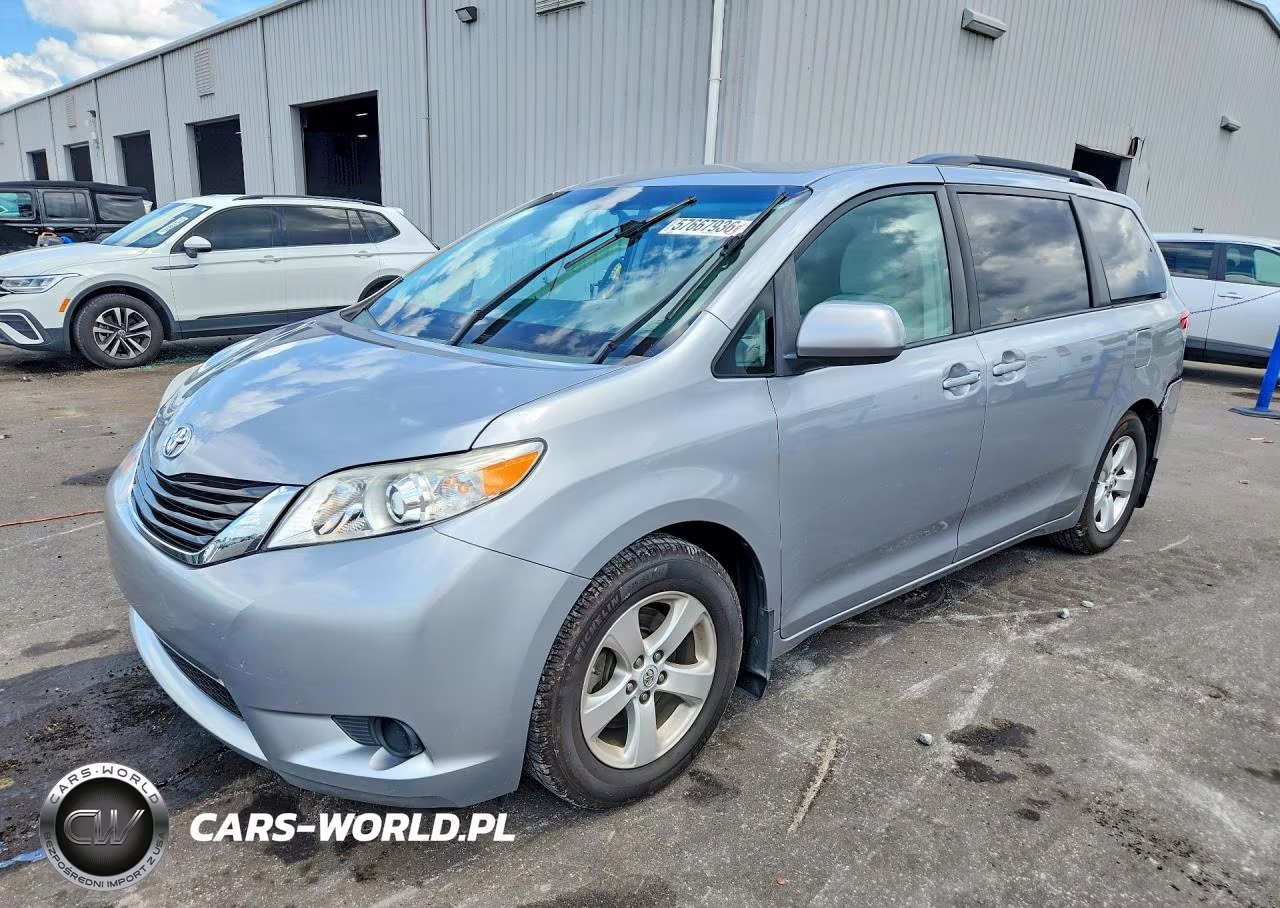 2014 Toyota Sienna Le – zdjęcie 1 z 13