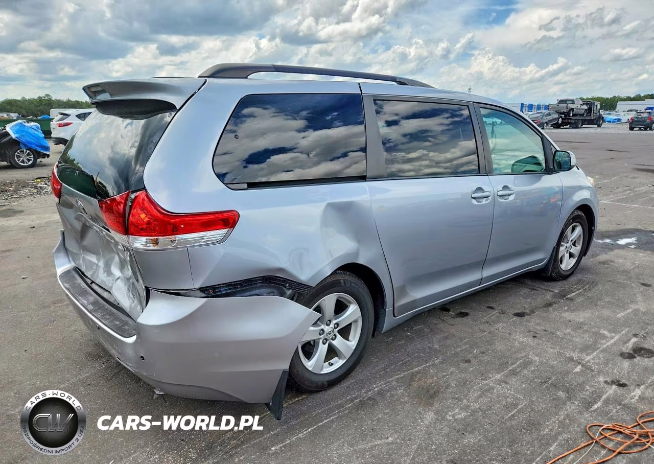 2014 Toyota Sienna Le VIN:5TDKK3DC8ES422823 - 3