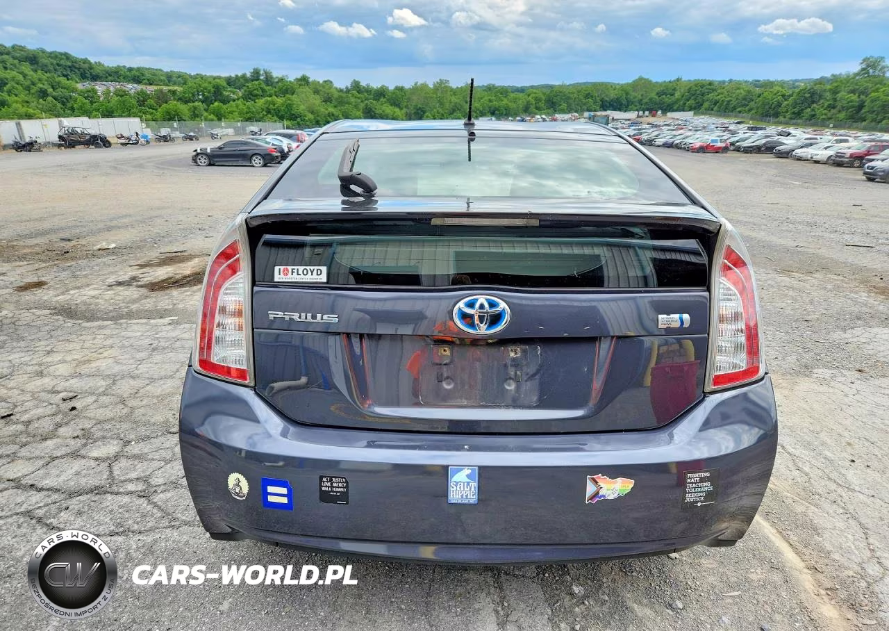 2013 Toyota Prius Two VIN:JTDKN3DU7D1694761 - 6