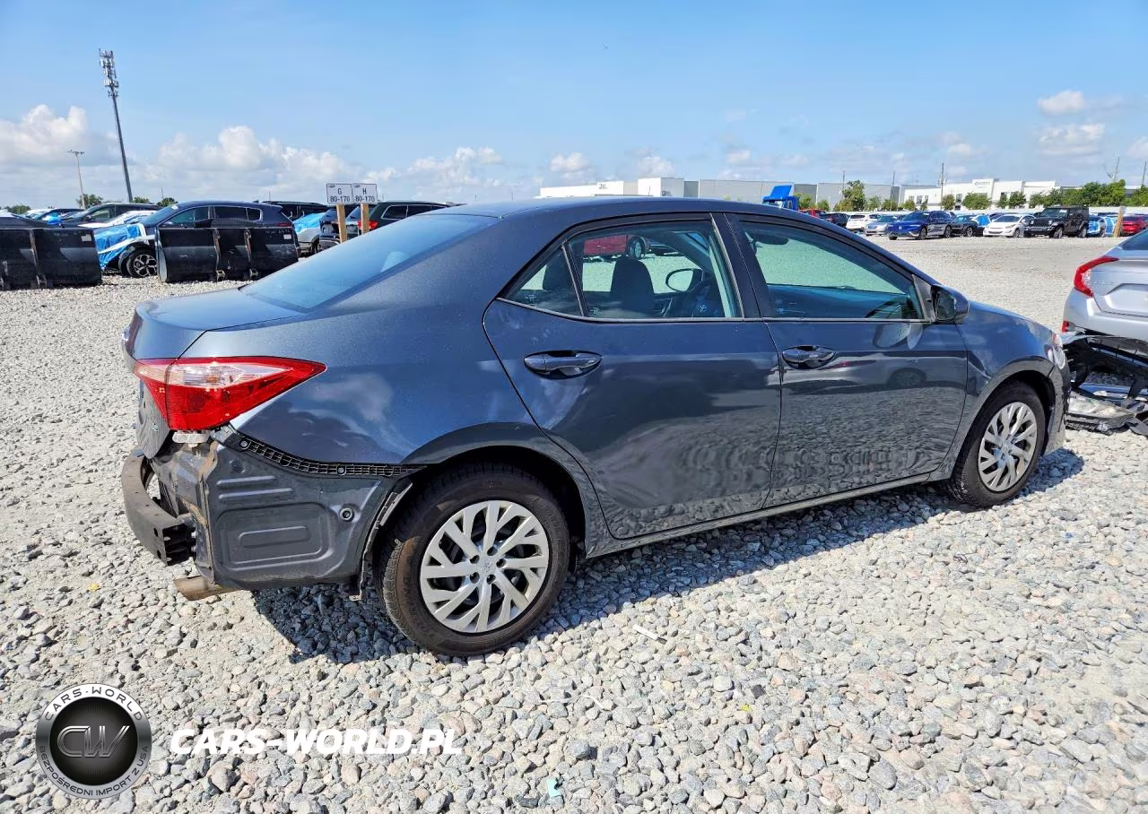 2018 Toyota Corolla Le VIN:2T1BURHEXJC117061 - 3