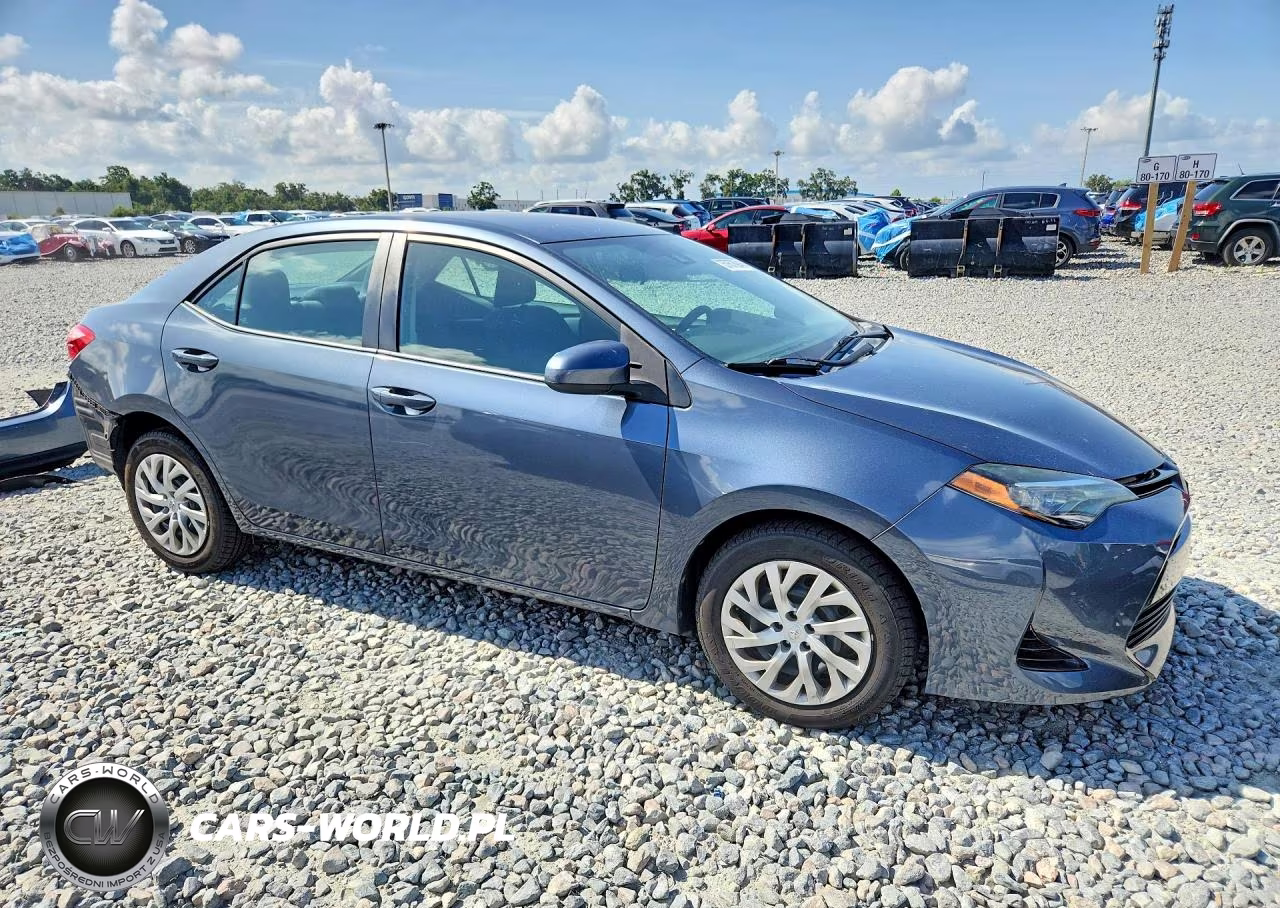 2018 Toyota Corolla Le VIN:2T1BURHEXJC117061 - 4