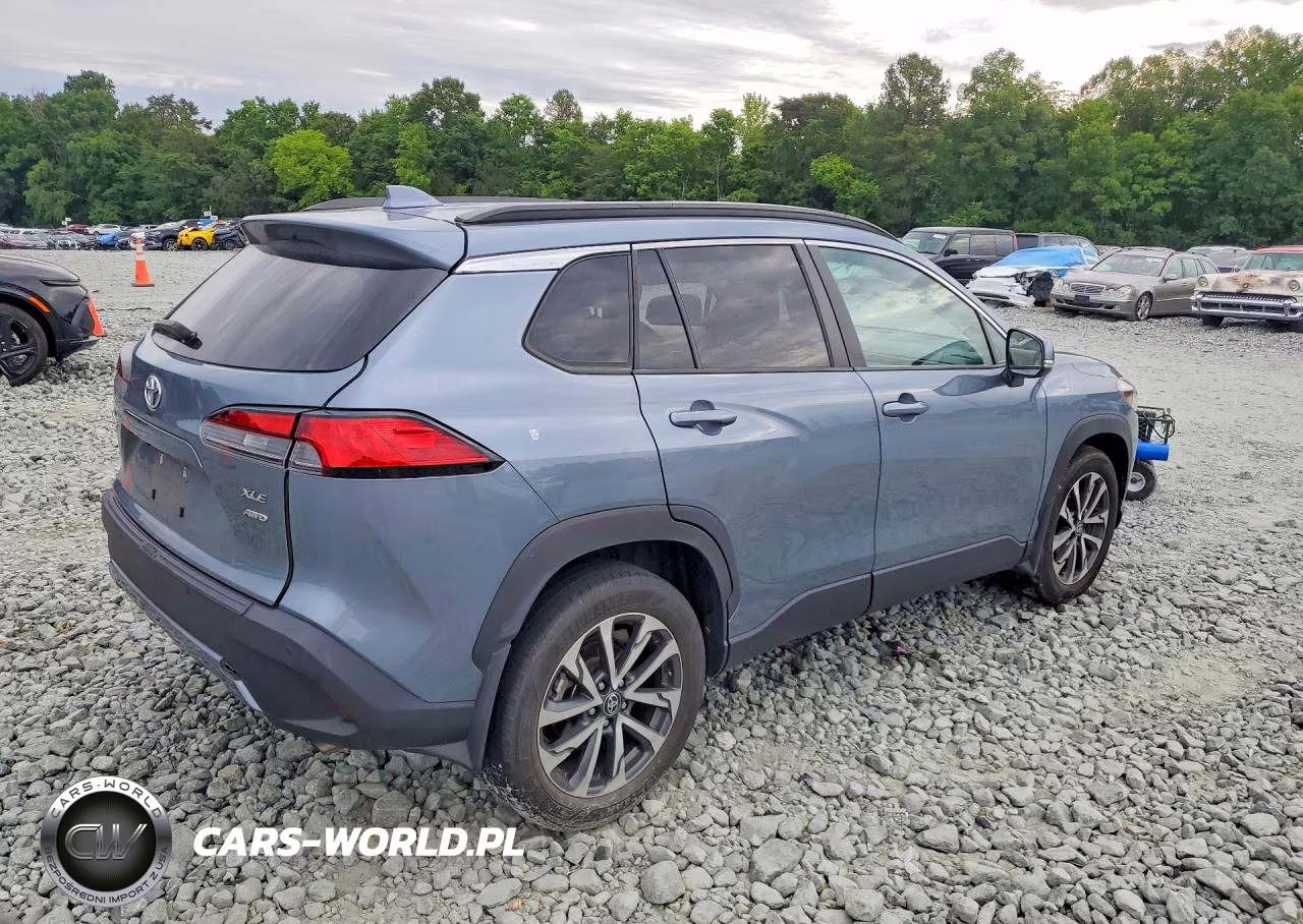 2023 Toyota Corolla Cross Xle VIN:7MUDAABGXPV050660 - 3