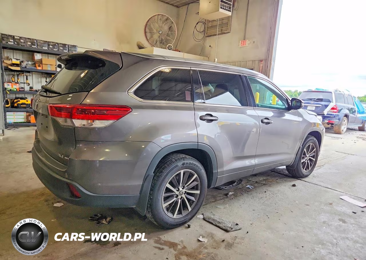 2018 Toyota Highlander Xle VIN:5TDJZRFHXJS858148 - 3