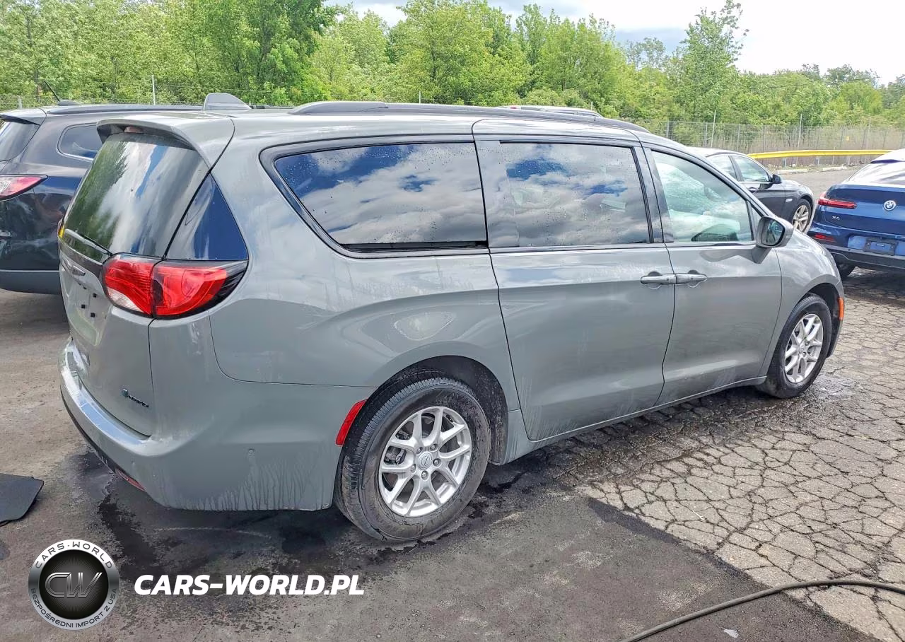 2020 Chrysler Pacifica Hybrid Limited VIN:2C4RC1N7XLR267425 - 3