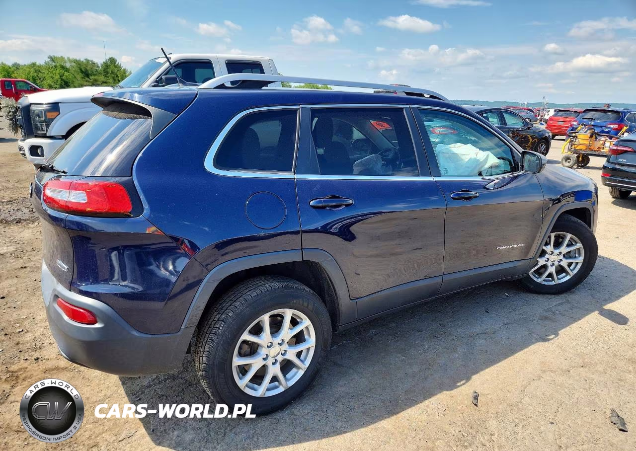2015 Jeep Cherokee Latitude VIN:1C4PJMCB3FW557779 - 3