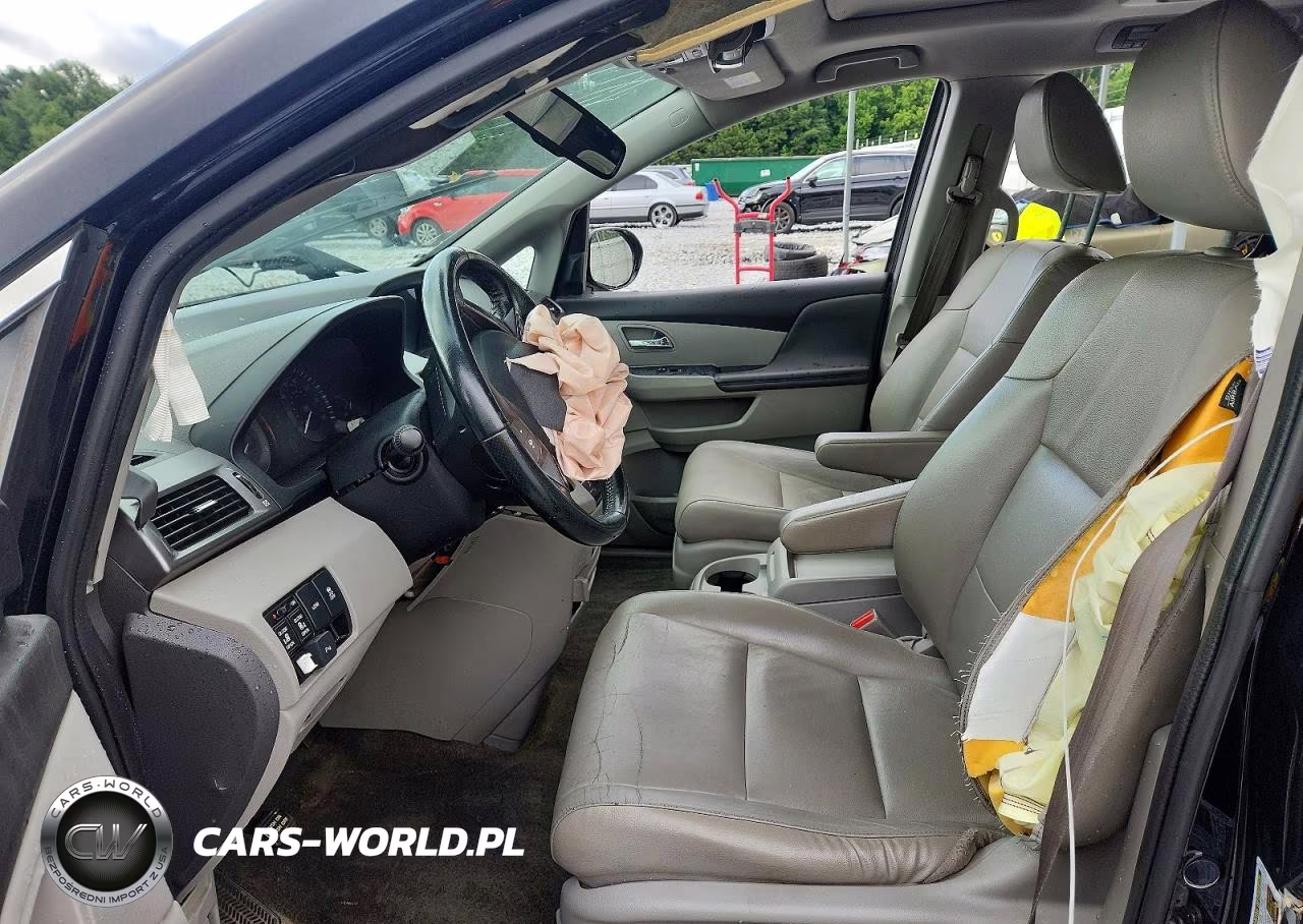 2015 Honda Odyssey Touring VIN:5FNRL5H99FB086241 - 7