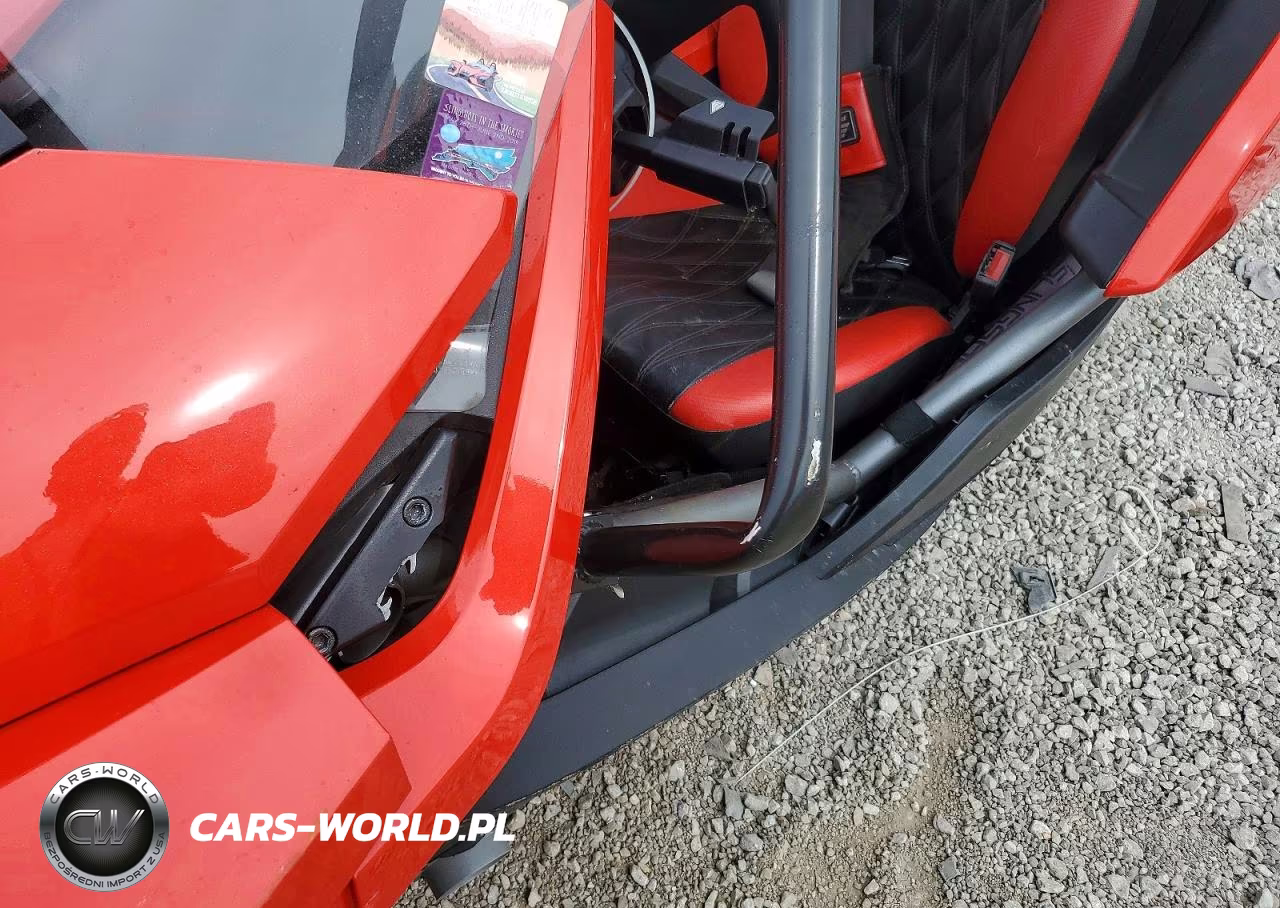2015 Polaris Slingshot VIN:57XAAPFA1F5103814 - 10
