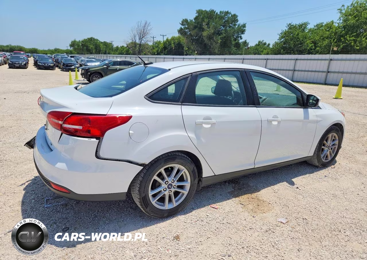 2018 Ford Focus Se VIN:1FADP3F28JL225781 - 3