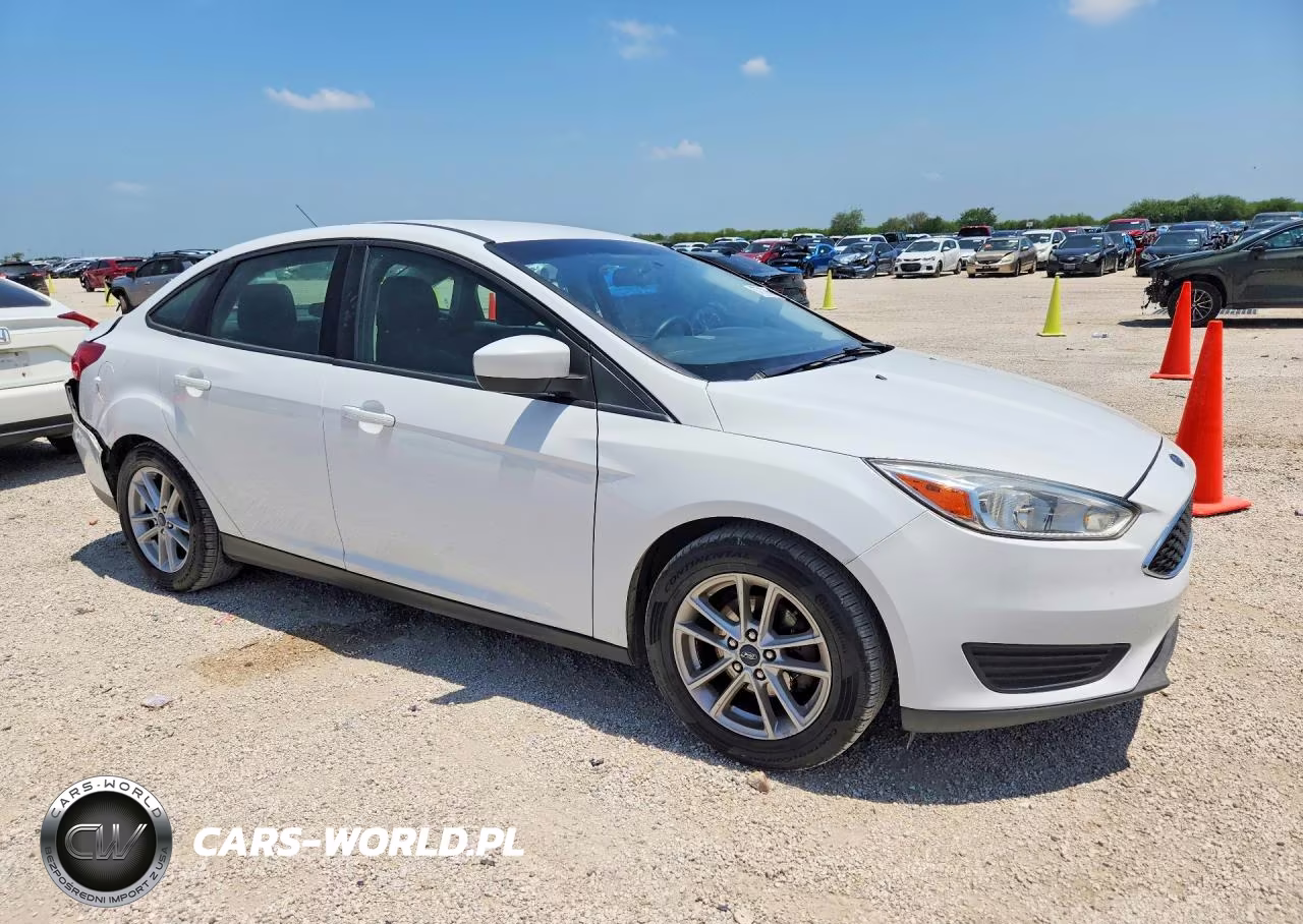2018 Ford Focus Se VIN:1FADP3F28JL225781 - 4