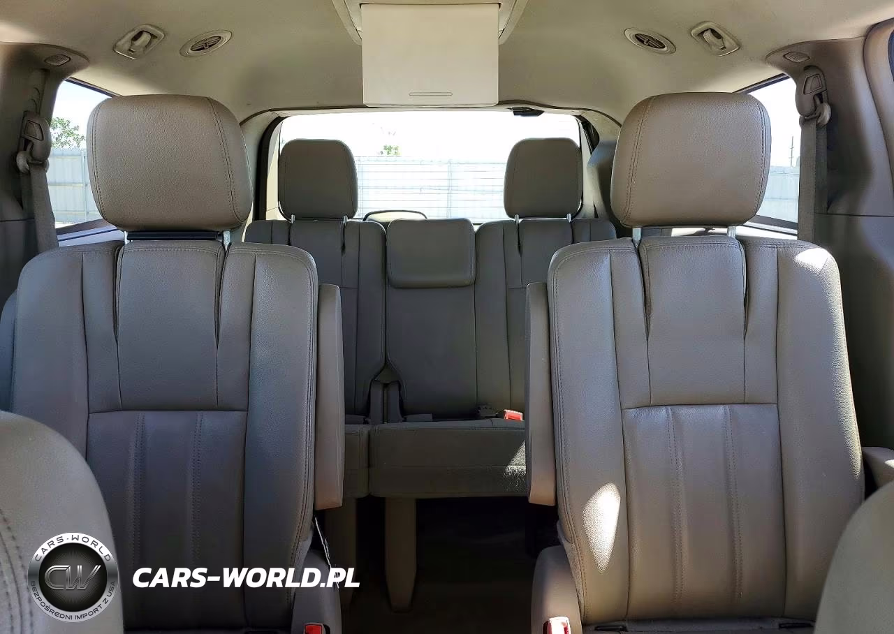 2015 Chrysler Town & Country Touring VIN:2C4RC1BG2FR751596 - 10